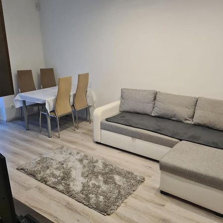 Verebes Apartman Γκιόρ Εξωτερικό φωτογραφία