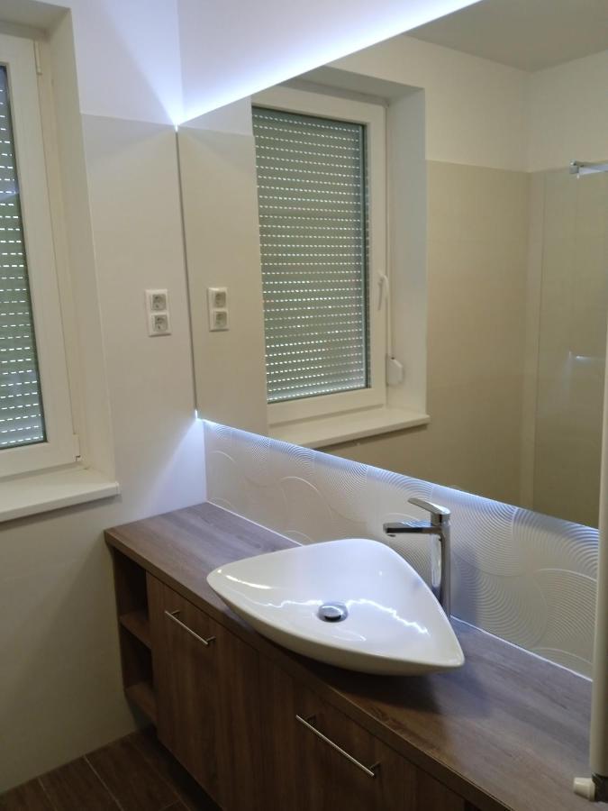 Verebes Apartman Γκιόρ Εξωτερικό φωτογραφία