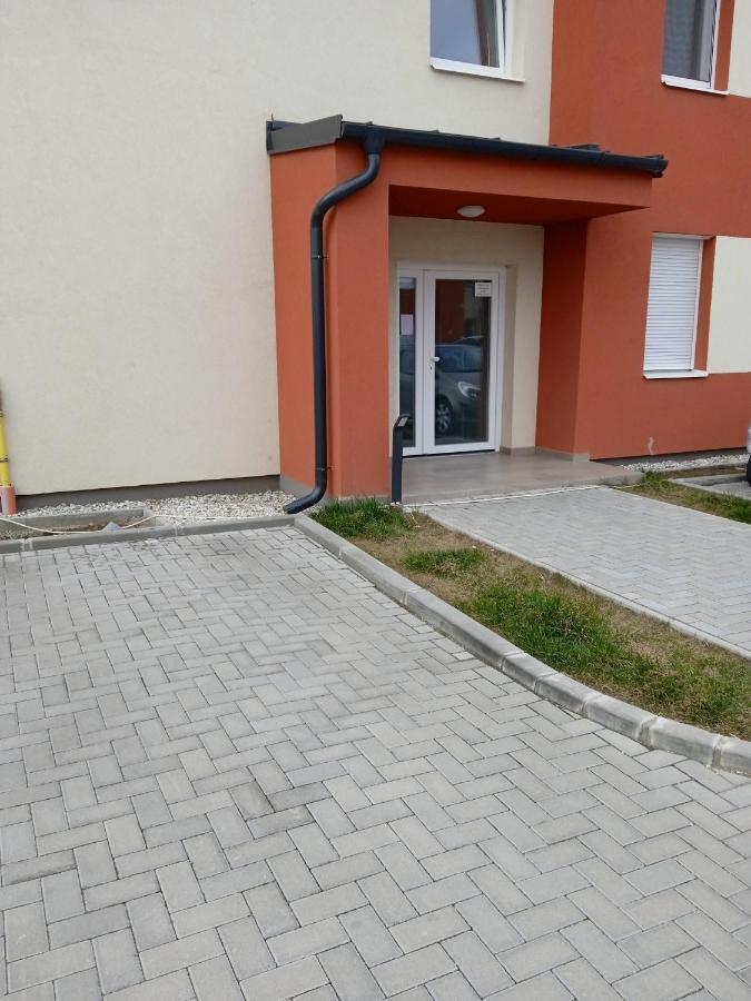 Verebes Apartman Γκιόρ Εξωτερικό φωτογραφία