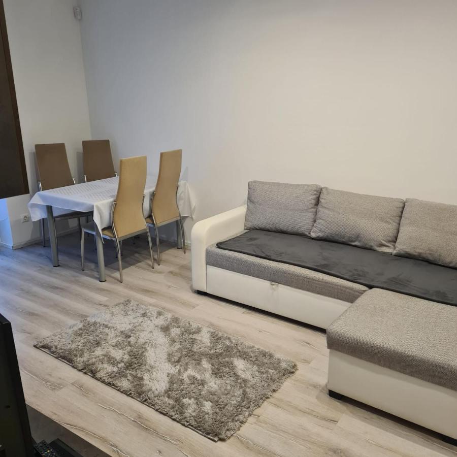 Verebes Apartman Γκιόρ Εξωτερικό φωτογραφία